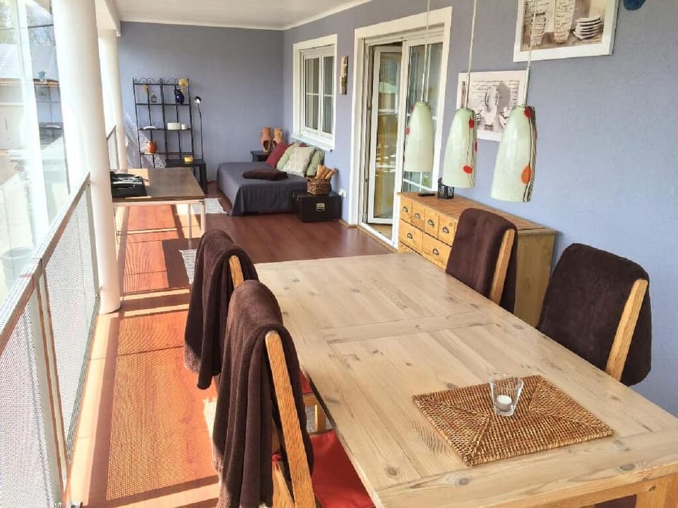 Seating area, Dining area
