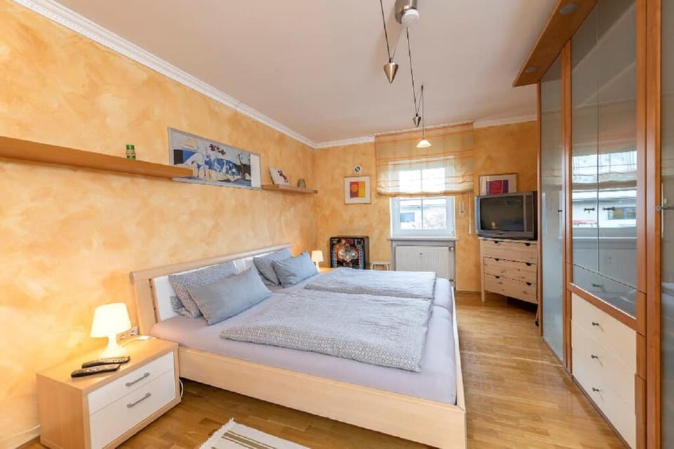 Bed, TV and multimedia, Bedroom, wardrobe