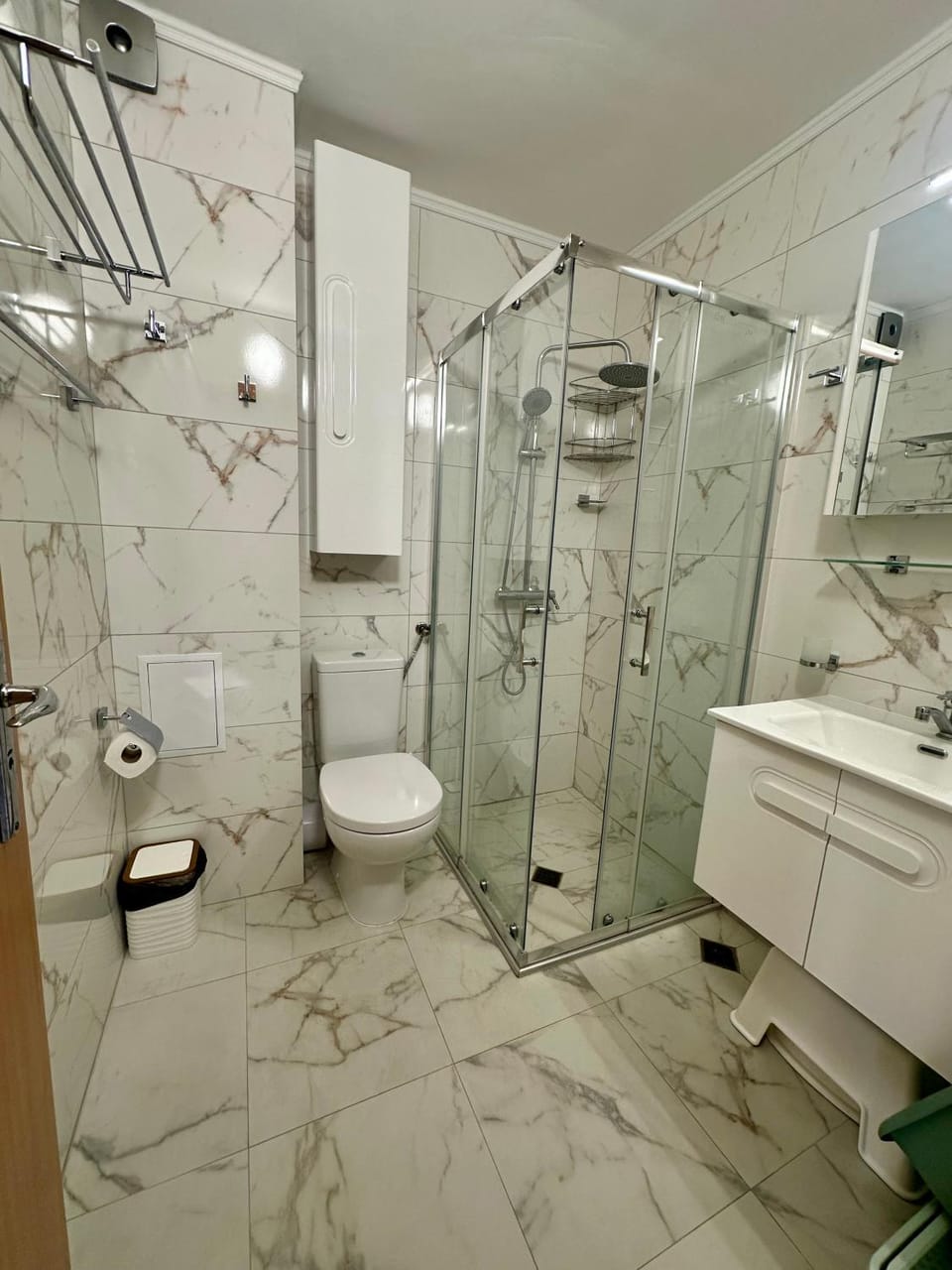 Shower, Toilet