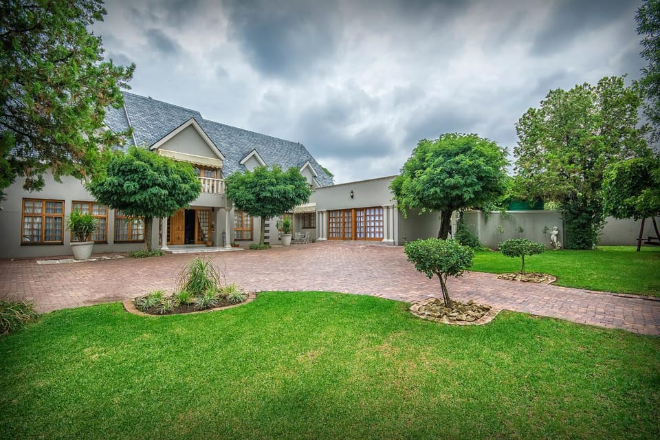 Property building, Facade/entrance, Day, Garden, Garden view
