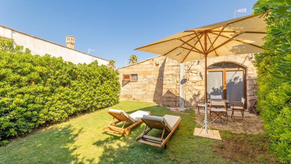 Patio, Day, Garden, Garden view, sunbed