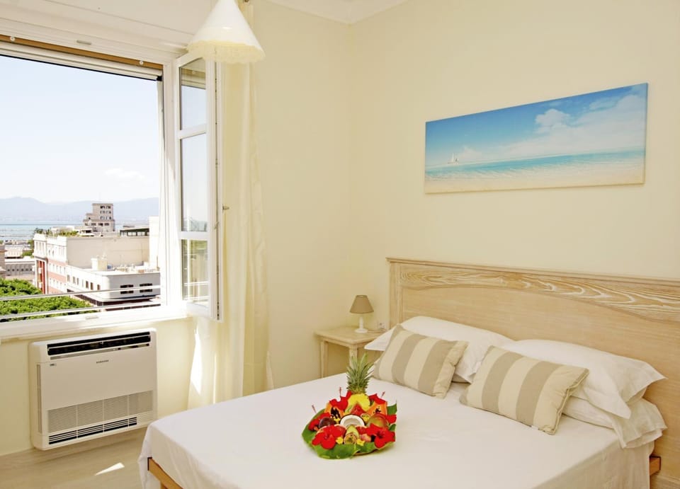 TV and multimedia, Coffee/tea facilities, View (from property/room), Bedroom, City view, Sea view, Area and facilities
