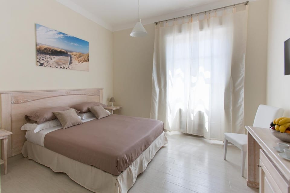 Facade/entrance, Bed, TV and multimedia, Other, Photo of the whole room, Bedroom