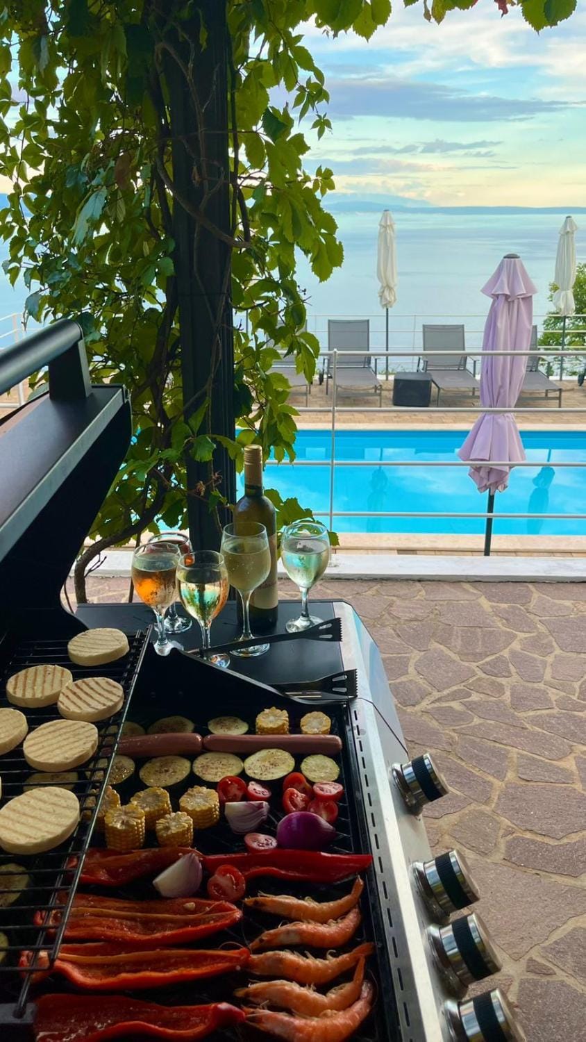 Day, BBQ facilities, Food and drinks, Food, Pool view, Swimming pool, sunbed