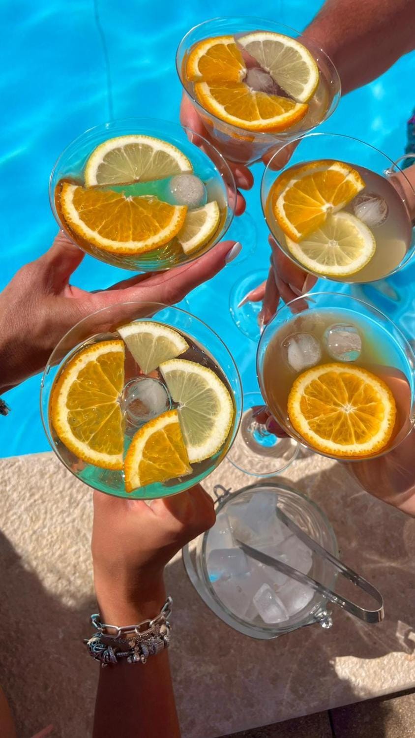 Food and drinks, Swimming pool, Drinks