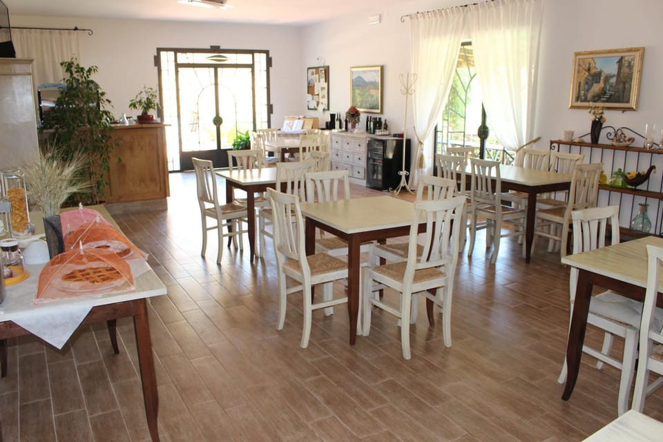 Restaurant/places to eat, Lounge or bar, Dining area