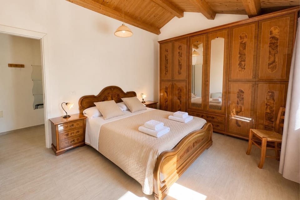 Bed, Bedroom, towels, wardrobe