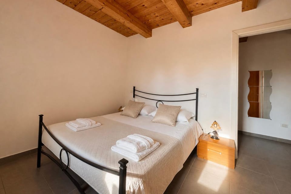 Bedroom, towels, wardrobe