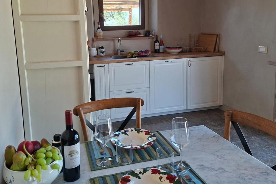 Coffee/tea facilities, Kitchen or kitchenette, Dining area, stove