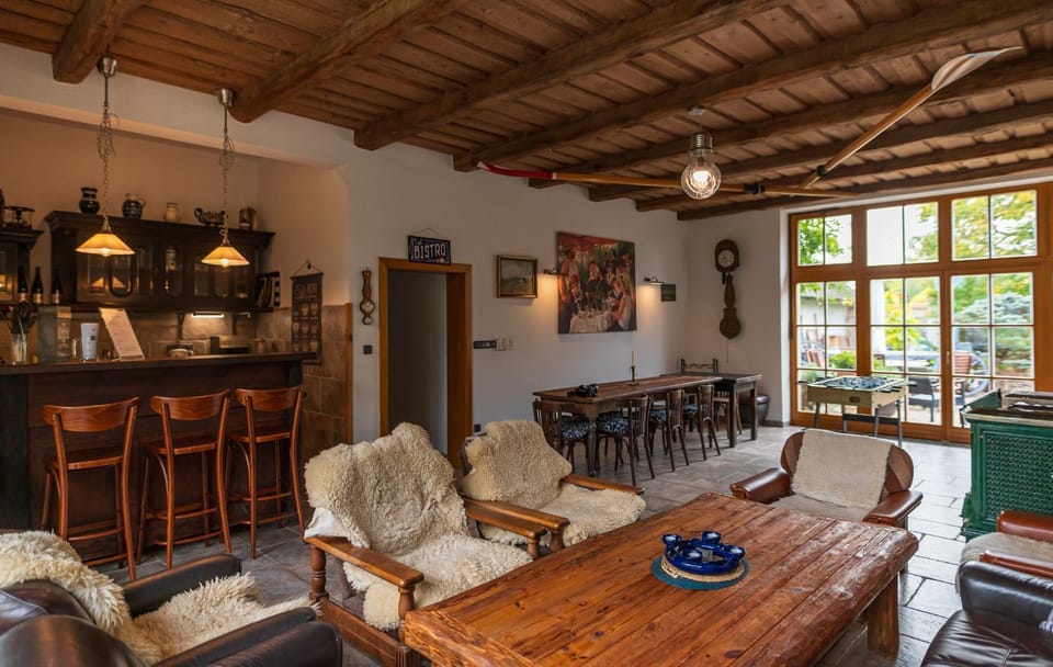 Communal lounge/ TV room, Coffee/tea facilities, Kitchen or kitchenette, Seating area