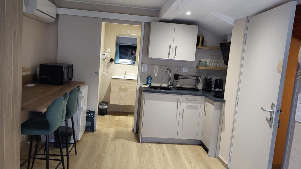 Kitchen or kitchenette, Dining area