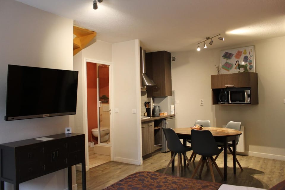 TV and multimedia, Seating area, kitchen