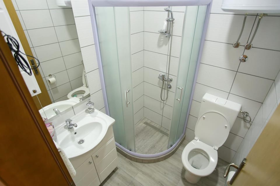 Shower, Toilet, Bathroom, towels