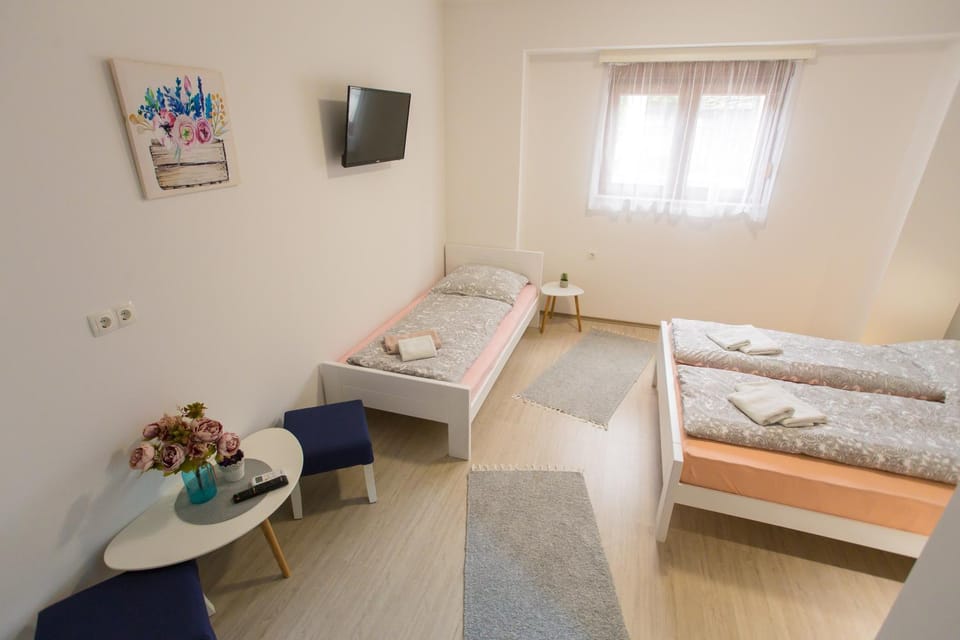 Bed, TV and multimedia, Photo of the whole room, Bedroom, towels