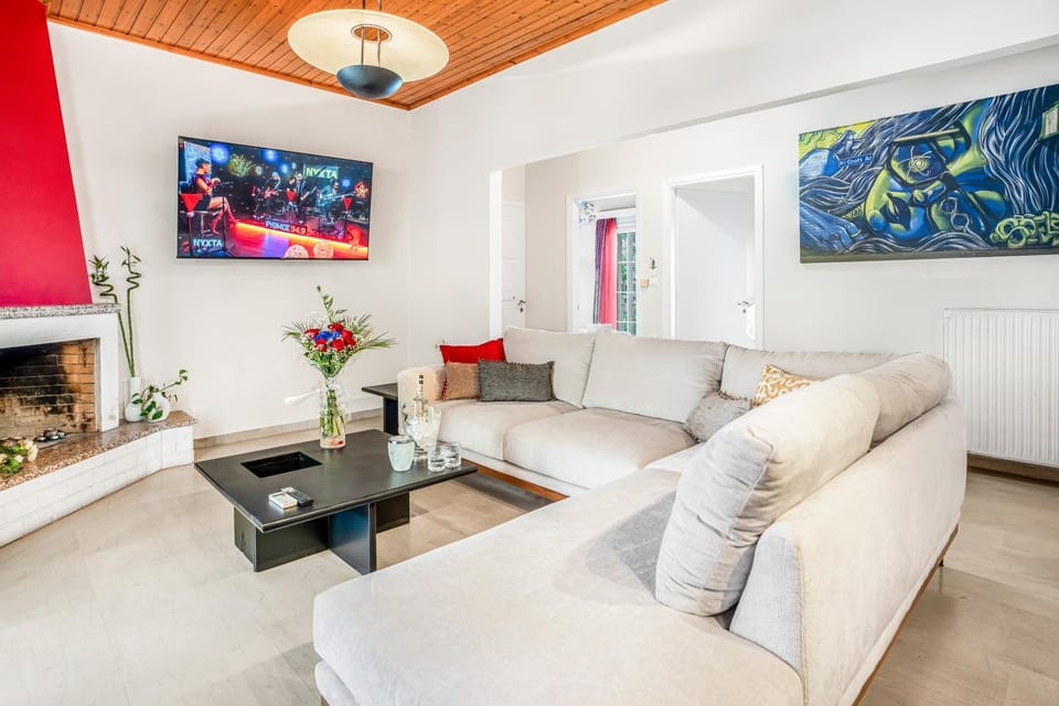 TV and multimedia, Living room, Photo of the whole room, Decorative detail, Seating area, Drinks, fireplace, internet