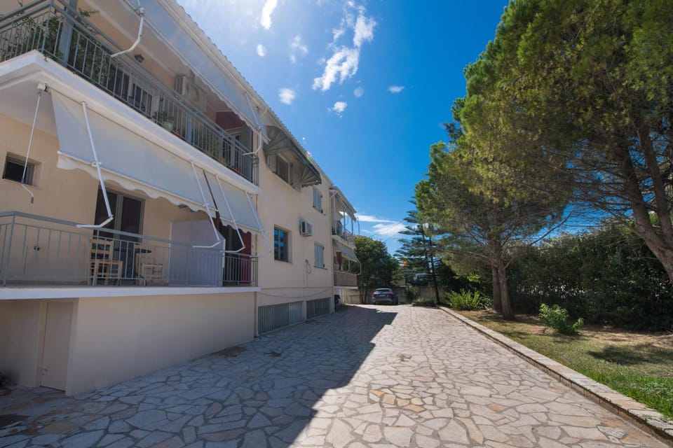 Property building, Day, Neighbourhood, Natural landscape, Garden, Balcony/Terrace, Location, Parking