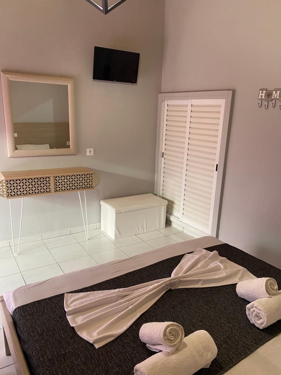 Bed, TV and multimedia, Photo of the whole room, Bedroom