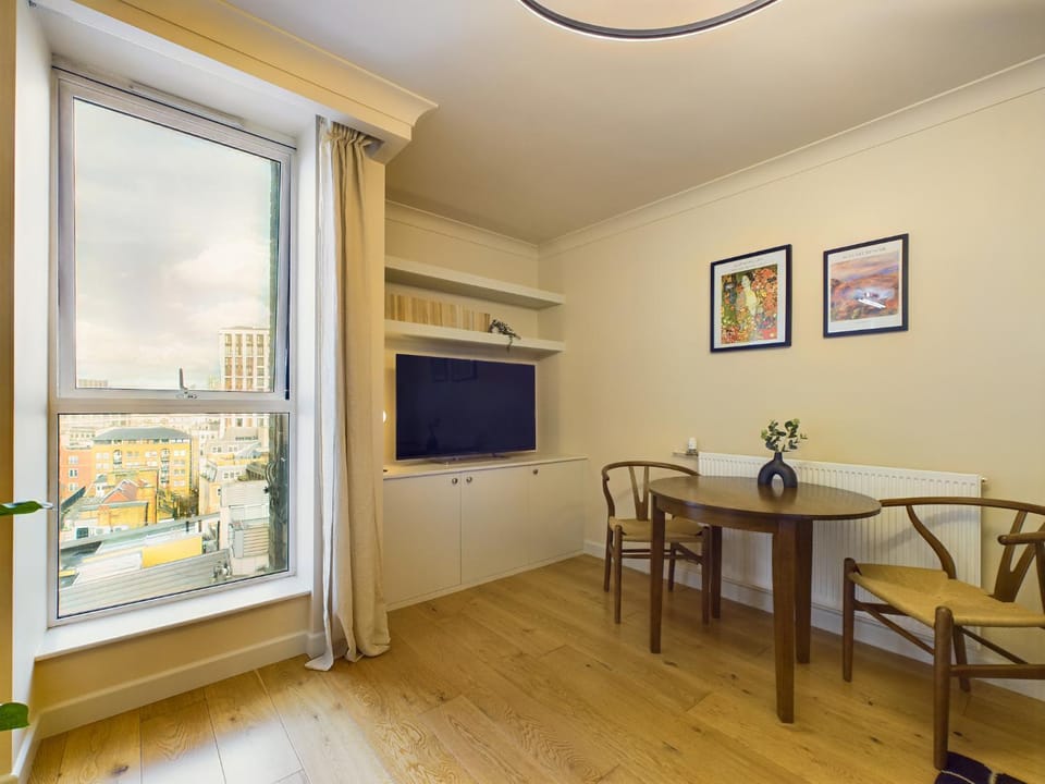 TV and multimedia, Living room, Seating area, Dining area
