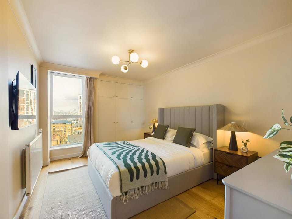 Bed, TV and multimedia, Bedroom