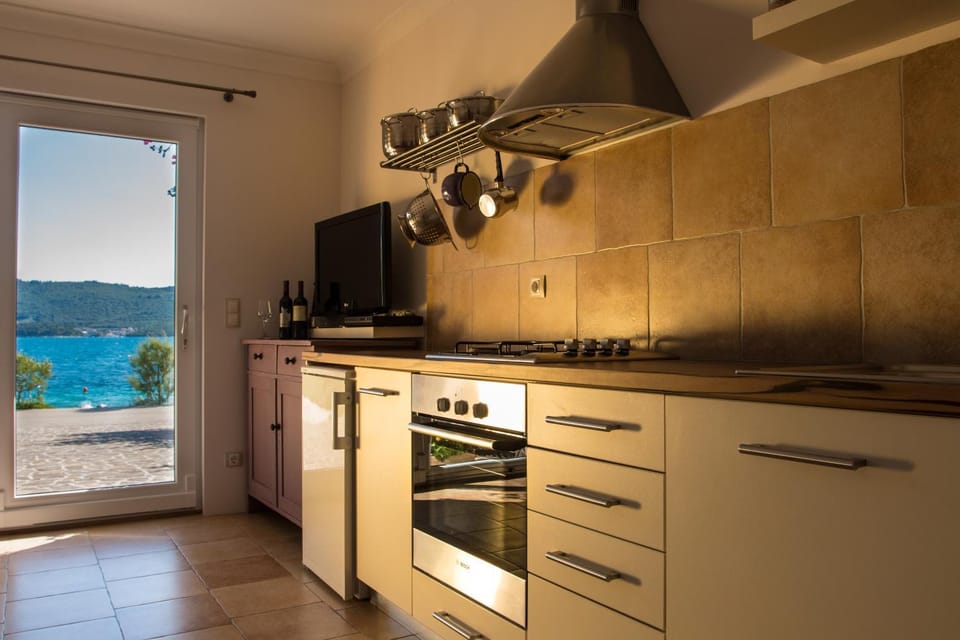 Kitchen or kitchenette, Sea view