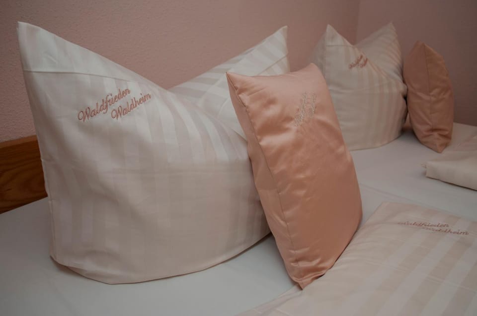 Photo of the whole room, Decorative detail