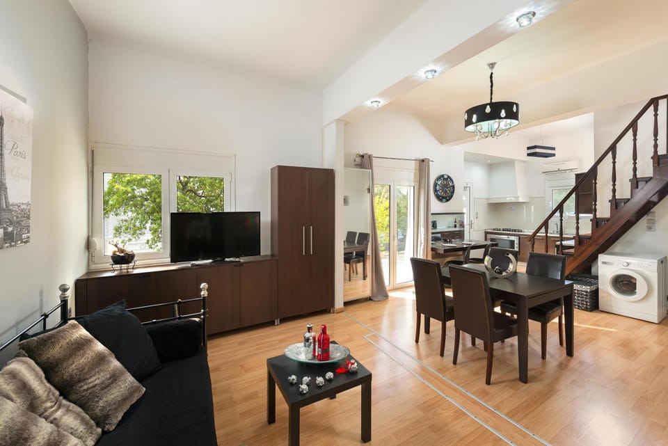 TV and multimedia, Kitchen or kitchenette, Living room, Seating area, Dining area