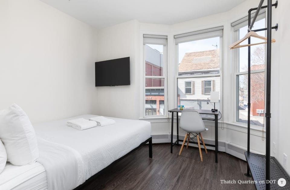 Bed, Seating area