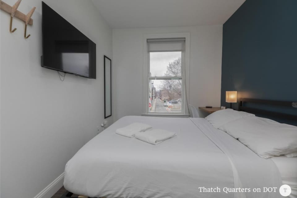 Bed, TV and multimedia, Bedroom