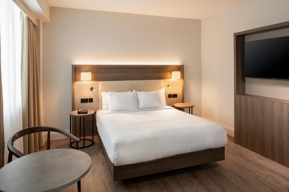 Bed, TV and multimedia, Photo of the whole room