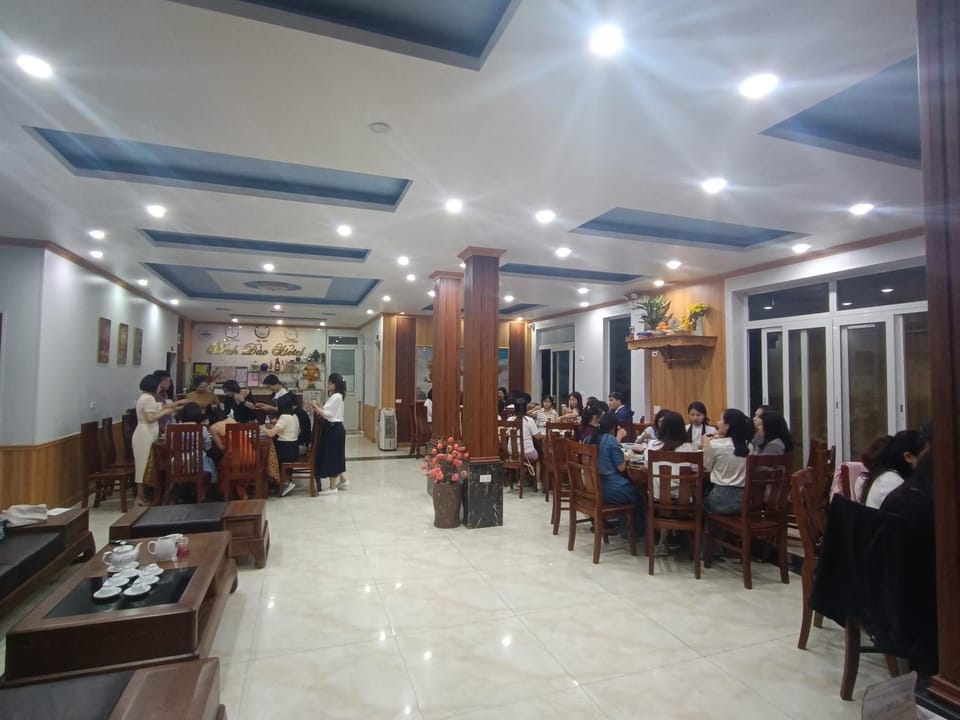 Restaurant/places to eat, Living room, Banquet/Function facilities, group of guests