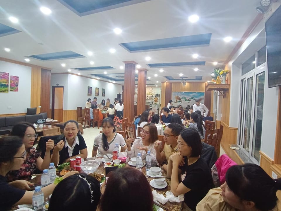 Restaurant/places to eat, Food and drinks, Banquet/Function facilities, Food, group of guests