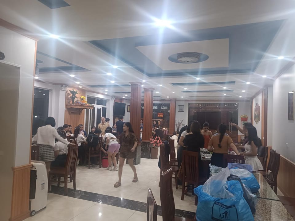 Restaurant/places to eat, People, Breakfast, group of guests