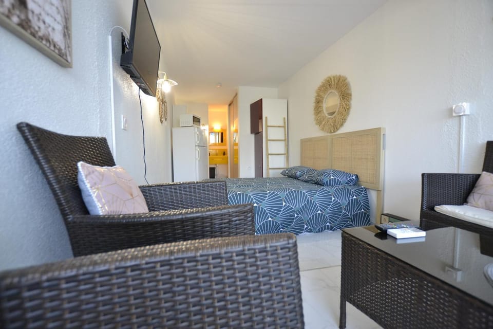 Bed, TV and multimedia, Seating area