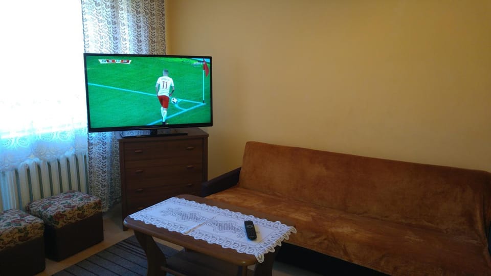 TV and multimedia, Seating area, Bedroom