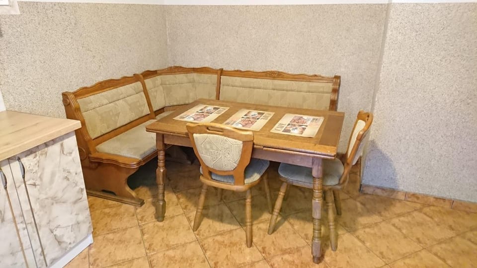 Kitchen or kitchenette, Dining area