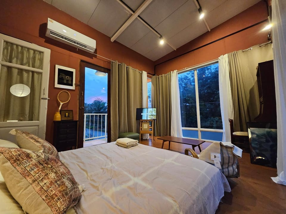 Bed, TV and multimedia, Living room, Photo of the whole room, Bedroom