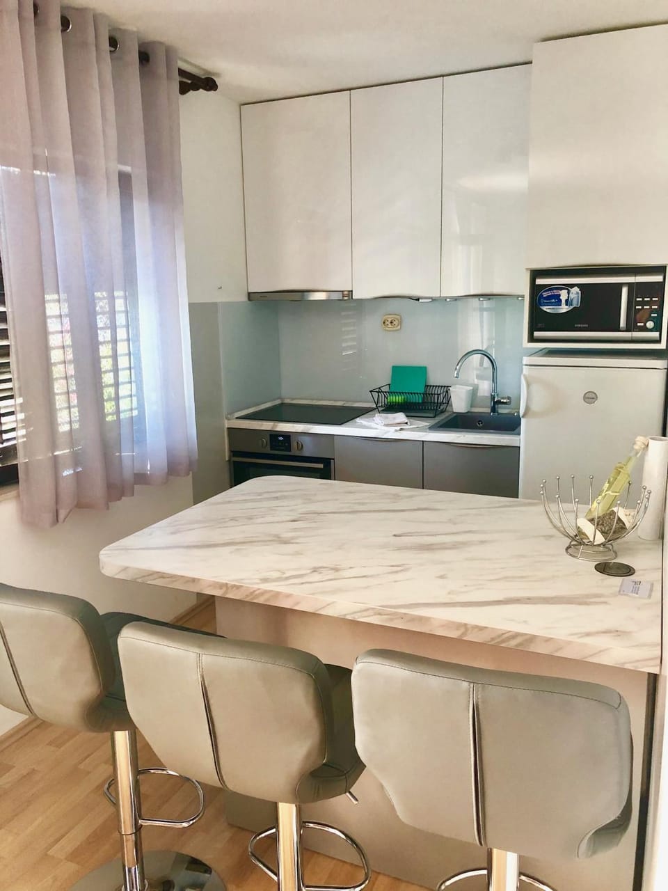 Kitchen or kitchenette, Dining area