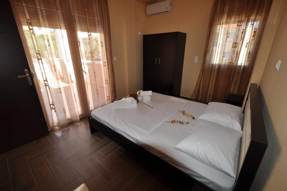 Bed, Balcony/Terrace, Bedroom, Mountain view, Street view