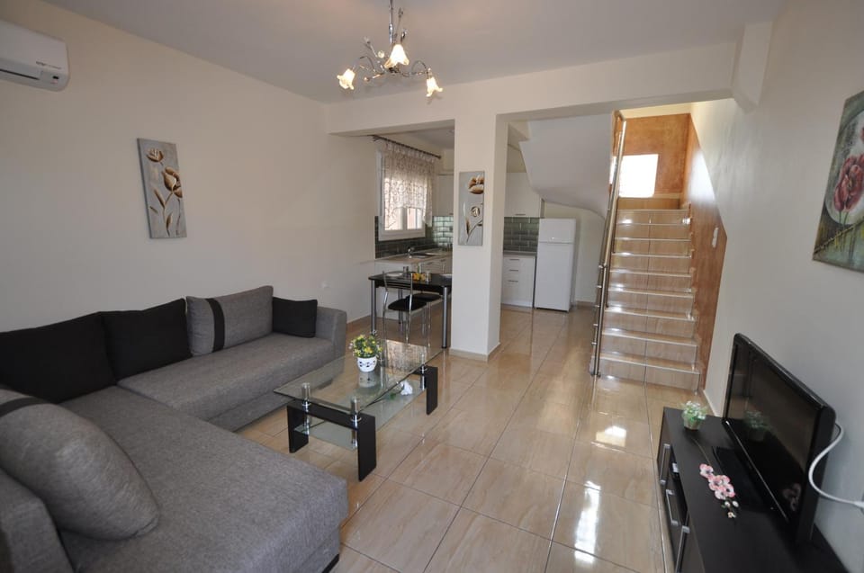 Bed, TV and multimedia, Kitchen or kitchenette, Living room, Seating area, Dining area