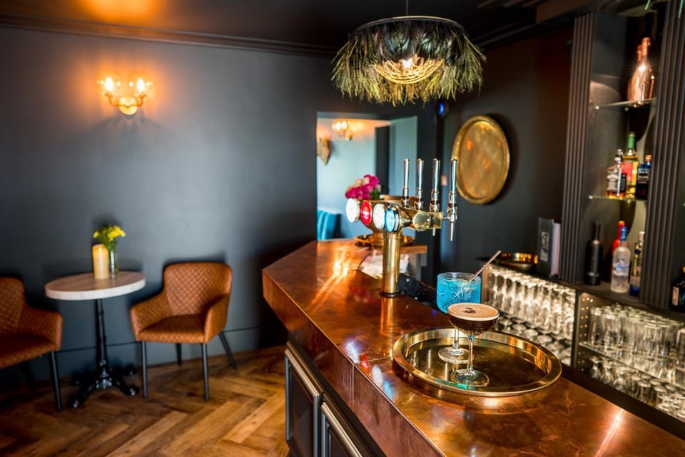 Property building, Lounge or bar, Drinks