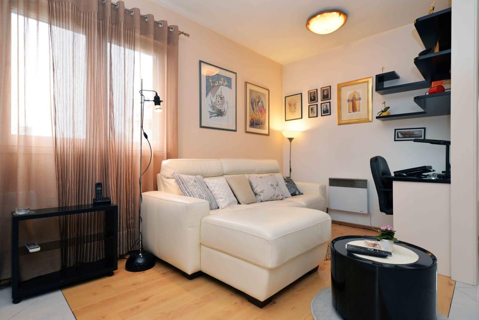 Bed, Day, TV and multimedia, View (from property/room), Living room, Decorative detail, Seating area, On site, Seasons, Time of day, Location, Family