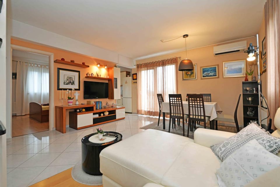 Property building, Bed, Day, People, TV and multimedia, View (from property/room), Living room, Decorative detail, Seating area, Dining area, Seasons, Time of day, Family