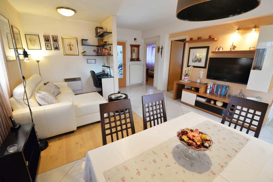 Property building, Day, People, TV and multimedia, Living room, Decorative detail, Seating area, Dining area, Seasons, Time of day, Location, Family