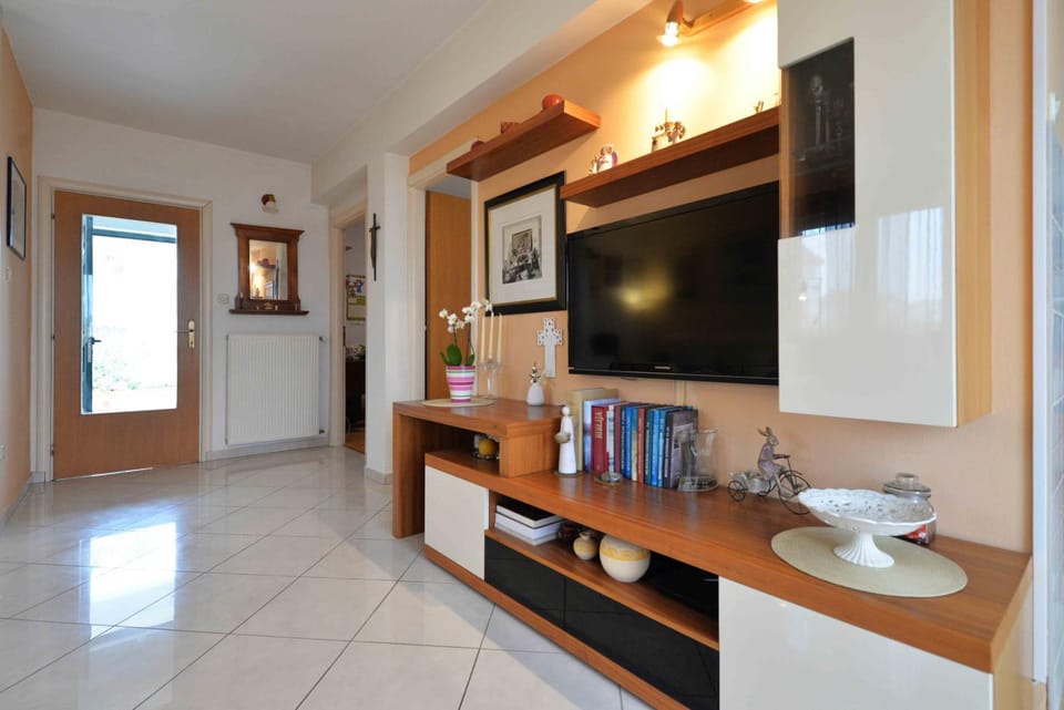 Property building, Day, People, TV and multimedia, Living room, Decorative detail, Seating area, On site, Seasons, Time of day, Location