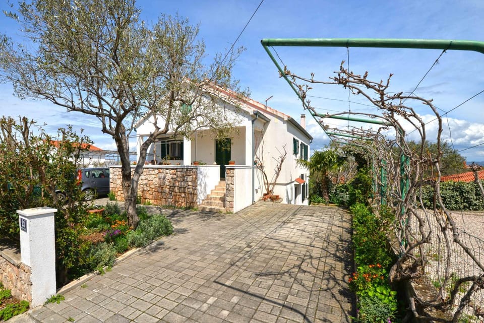 Property building, Facade/entrance, Day, People, Garden, View (from property/room), Balcony/Terrace, Decorative detail, On site, Seasons, Location, Family