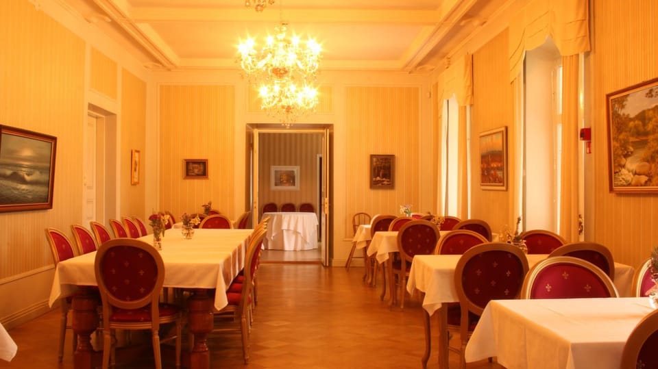 Seating area, Dining area