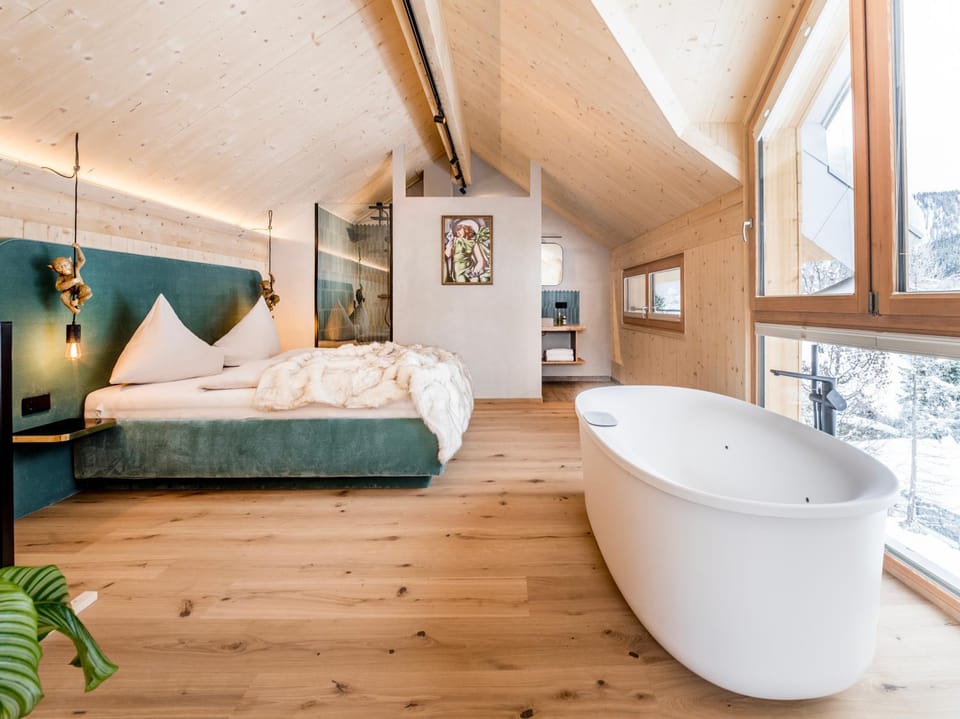 Bed, Hot Tub, Bathroom