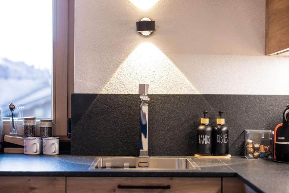 Coffee/tea facilities, dishwasher, microwave, oven, kitchen