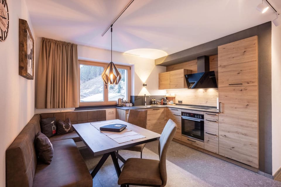 Seating area, Dining area, kitchen