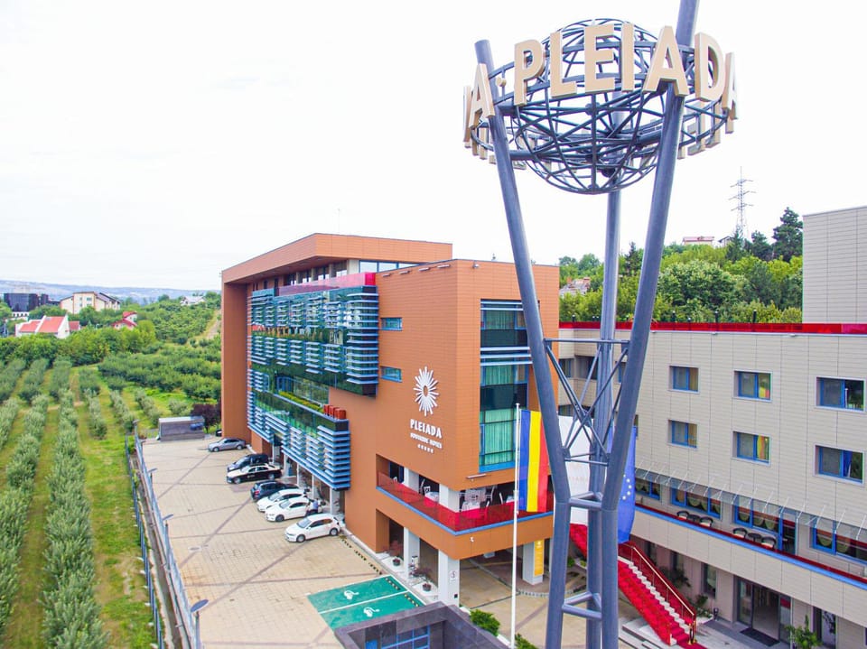 Property building, Facade/entrance, Natural landscape, Bird's eye view